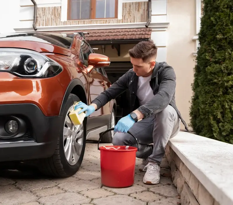 Lavage auto à domicile Peillac : professionnel intervenant sur un véhicule